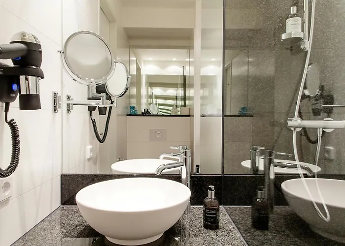 Hotel One Amsterdam-waterlooplein 3*