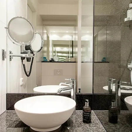 Hotel One Amsterdam-waterlooplein 3*